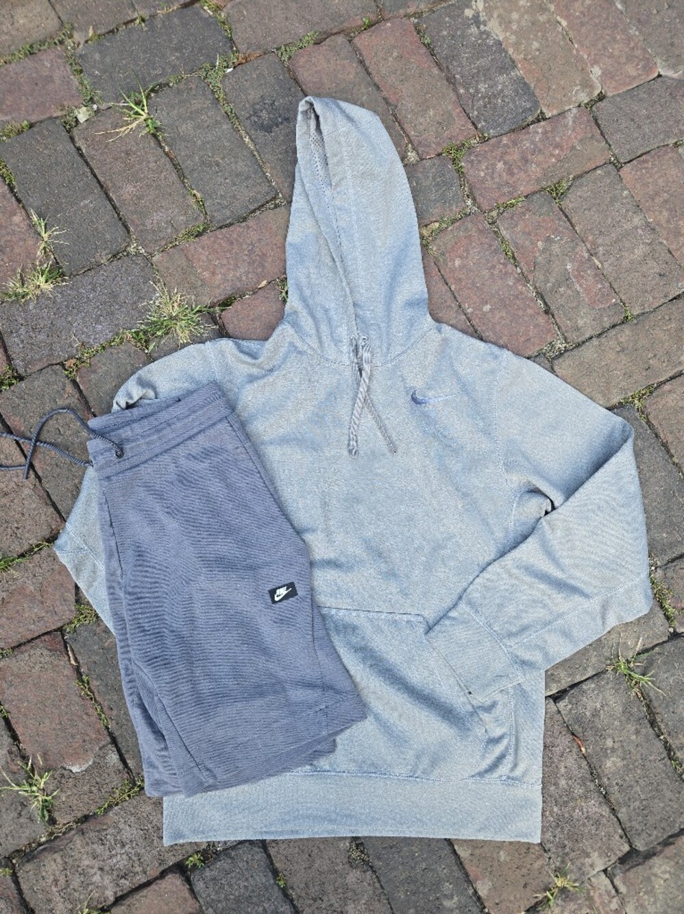 Nike Men’s Grey Therma-fit Sweatshirt Nike Sportswear Optic Fleece Shorts